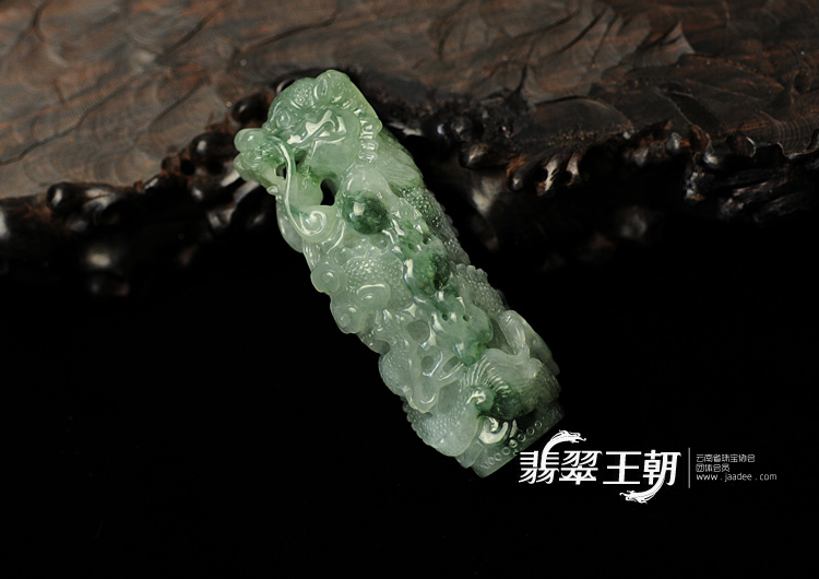 冰种飘花缅甸翡翠龙柱挂件