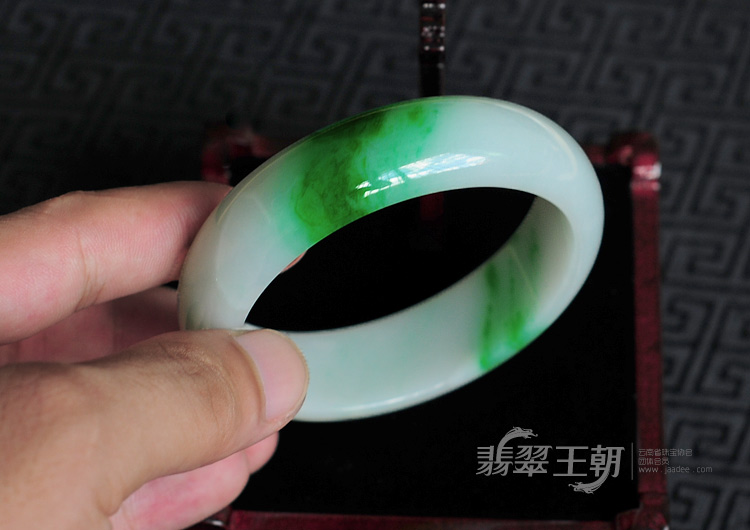 细糯种阳绿缅甸翡翠手镯(58.8mm)