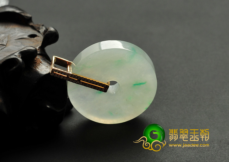 高考是孩子人生中的大事,做父母的一定是提前做了充足的准备。高考之后,很多孩子可能将离开自己一直生活的地方,远走他乡求学。“儿行千里母担忧”,父母们都想着给孩子购买一些纪念品带在身边,让孩子即使远在他乡也能感受到父母的关爱。 温润翡翠寄托祝福 翡翠中含有十几种矿物质,在人们佩戴的过程中,与皮肤相互抚摸过程中使身体吸收内部的天然矿物,有利于身体健康。俗话说“人养玉、玉养人”,两者之间的作用是相互的,经常佩戴翡翠,人会越来越觉得很有润感,养身补体。 此外,翡翠还有