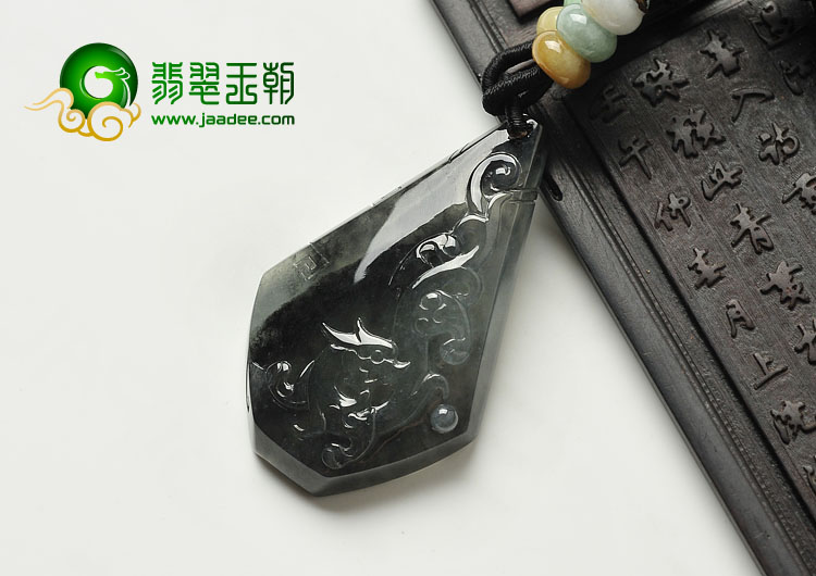冰玻种(乌鸡种)水墨色缅甸翡翠a货仿古龙牌挂件
