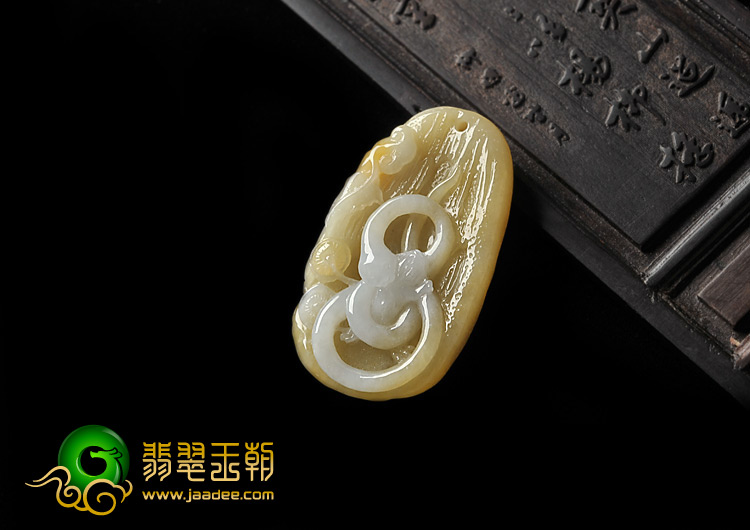【库 存】:仅此一件 【价格机制】:价格低于行情,近期将上调,不折不扣 【尺 寸】:高:57mm 宽:15.5mm 厚:13.4mm 【颜 色】:淡紫罗兰 【透 明 度】:略微透明 【瑕坯裂絮】:肉眼不见绺裂及石纹 【原石产地】:缅甸北部密支那宝石级翡翠矿区 【权威鉴定】:由云南省瑞丽市质量技术监督局直属的珠宝检测中心权威检测 【鉴定证书】:本品为天然缅甸A货翡翠,成交时出具权威检测证书,欢迎到任何权威珠宝检测机构复检。 【随单配件】:珠宝盒、权威机构A货检测证书、挂件另赠精美挂绳。 【售后承诺】: