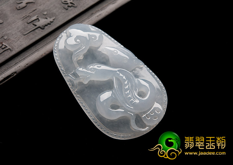 【库 存】:仅此一件 【尺 寸】:高:46.9mm 宽:29.1mm 厚:6mm 【颜 色】:淡晴水 【透 明 度】:二分之一透明 【瑕坯裂絮】:肉眼不见绺裂及石纹 【原石产地】:缅甸北部密支那宝石级翡翠矿区 【权威鉴定】:由云南省瑞丽市质量技术监督局直属的珠宝检测中心权威检测 【鉴定证书】:本品为天然缅甸A货翡翠,成交时出具权威检测证书,欢迎到任何权威珠宝检测机构复检。 【随单配件】:珠宝盒、权威机构A货检测证书、挂件另赠精美挂绳。 【售后承诺】:签收之时起3日内,不需任何理由均可自由退换,保证提
