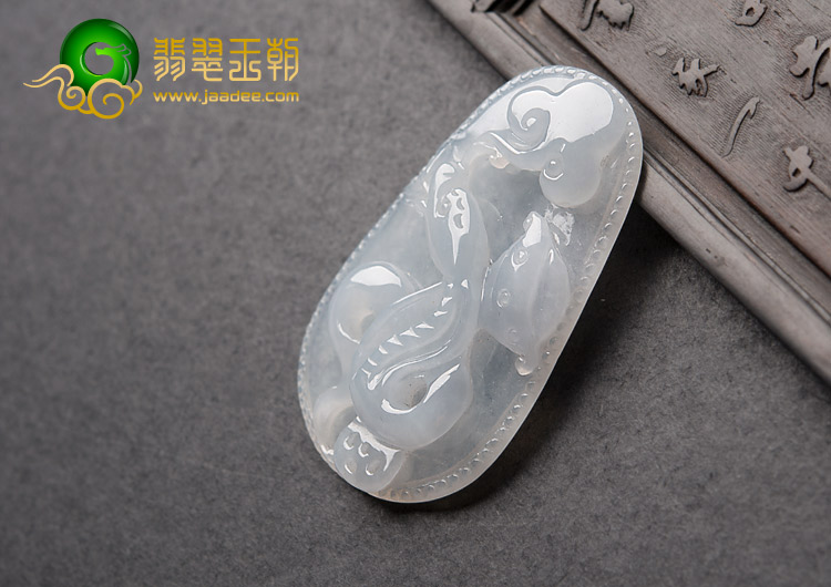 【库 存】:仅此一件 【尺 寸】:高:46.9mm 宽:29.1mm 厚:6mm 【颜 色】:淡晴水 【透 明 度】:二分之一透明 【瑕坯裂絮】:肉眼不见绺裂及石纹 【原石产地】:缅甸北部密支那宝石级翡翠矿区 【权威鉴定】:由云南省瑞丽市质量技术监督局直属的珠宝检测中心权威检测 【鉴定证书】:本品为天然缅甸A货翡翠,成交时出具权威检测证书,欢迎到任何权威珠宝检测机构复检。 【随单配件】:珠宝盒、权威机构A货检测证书、挂件另赠精美挂绳。 【售后承诺】:签收之时起3日内,不需任何理由均可自由退换,保证提