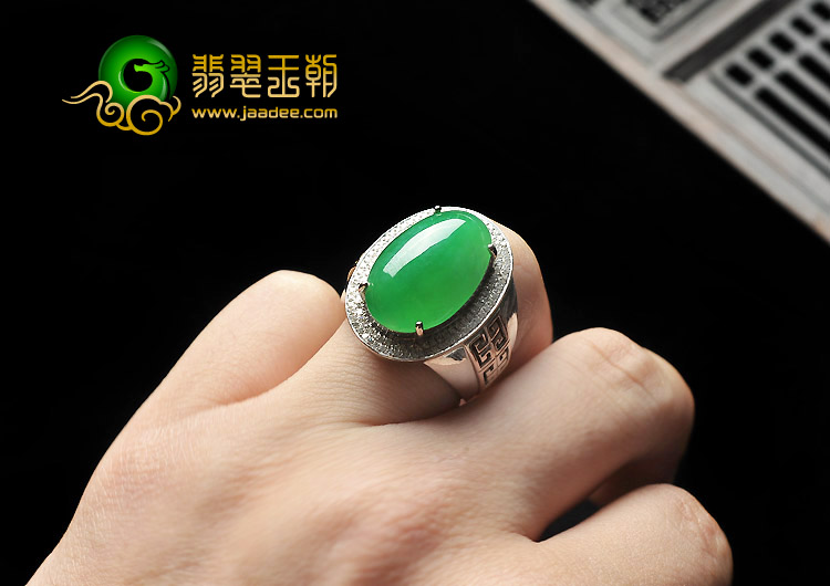 冰种阳绿缅甸翡翠a货镶白金男戒(真钻)