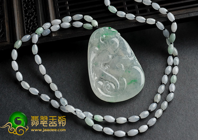 【库 存】:仅此一件 【价格机制】:高性价比,值得拥有。 【尺 寸】:高:53.4mm 宽:37.4mm 厚:6mm 【颜 色】:飘翠 【透 明 度】:二分之一透明 【瑕坯裂絮】:肉眼不见绺裂及石纹 【原石产地】:缅甸北部密支那宝石级翡翠矿区 【权威鉴定】:由云南省瑞丽市质量技术监督局直属的珠宝检测中心权威检测 【鉴定证书】:本品为天然缅甸A货翡翠,成交时出具权威检测证书,欢迎到任何权威珠宝检测机构复检。 【随单配件】:珠宝盒、权威机构A货检测证书、挂件另赠精美挂绳。 【售后承诺】:签收之时起3日内