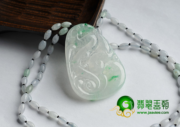 【库 存】:仅此一件 【价格机制】:高性价比,值得拥有。 【尺 寸】:高:53.4mm 宽:37.4mm 厚:6mm 【颜 色】:飘翠 【透 明 度】:二分之一透明 【瑕坯裂絮】:肉眼不见绺裂及石纹 【原石产地】:缅甸北部密支那宝石级翡翠矿区 【权威鉴定】:由云南省瑞丽市质量技术监督局直属的珠宝检测中心权威检测 【鉴定证书】:本品为天然缅甸A货翡翠,成交时出具权威检测证书,欢迎到任何权威珠宝检测机构复检。 【随单配件】:珠宝盒、权威机构A货检测证书、挂件另赠精美挂绳。 【售后承诺】:签收之时起3日内