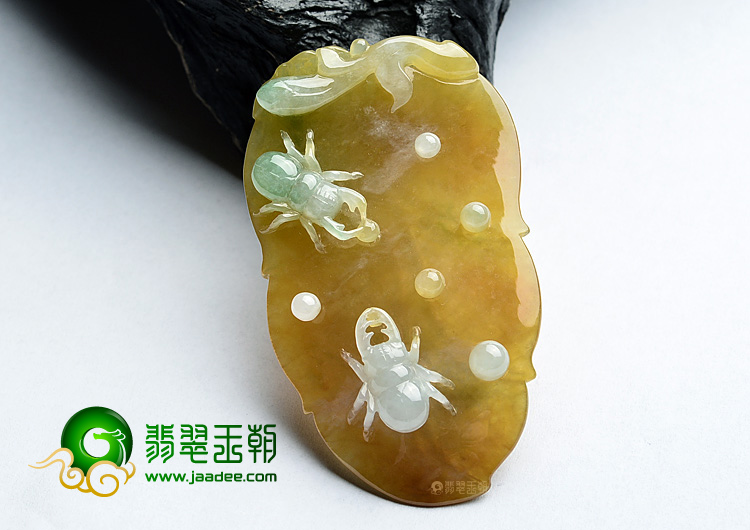 冰种红黄翡富甲天下挂件
