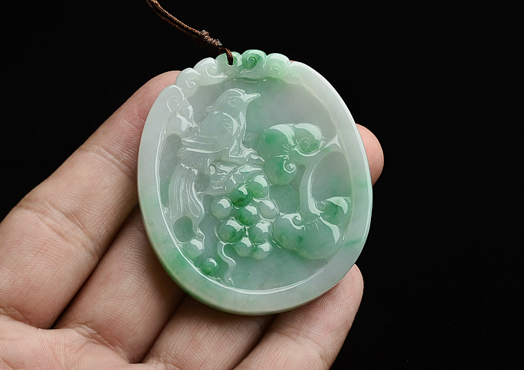 伟德国际察哈尔右翼中旗人民法院关于（W1238）AD45天然翡翠（A货)豪镶绿蛋面项链约5g1（第一次拍卖）的公告