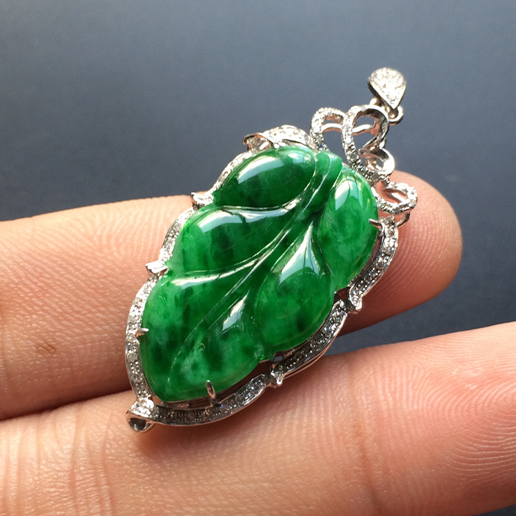 伟德国际丽江市古城区人民法院关于B488天然翡翠(A货)如意吊坠1（第一次拍卖）的公告