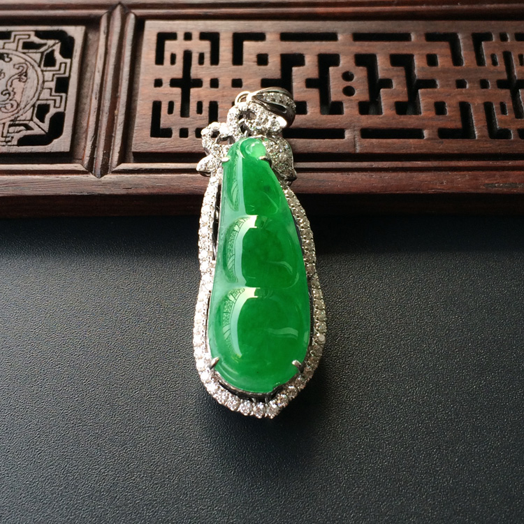 伟德国际视觉炸裂！史上最贵“烂水果”纽约女艺术家用珠宝雕刻而成！网友：买不起！