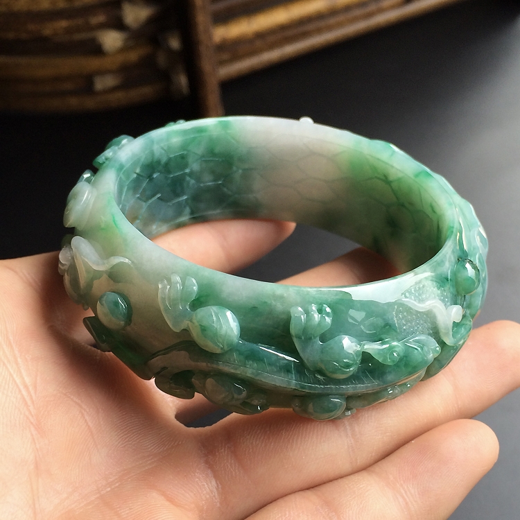 (超值推荐)糯冰种飘花雕花手镯(58mm)