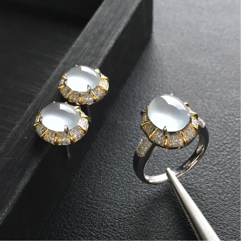 伟德bv1946官网-74岁狄波拉春节去拜年一身红衣喜庆贵气