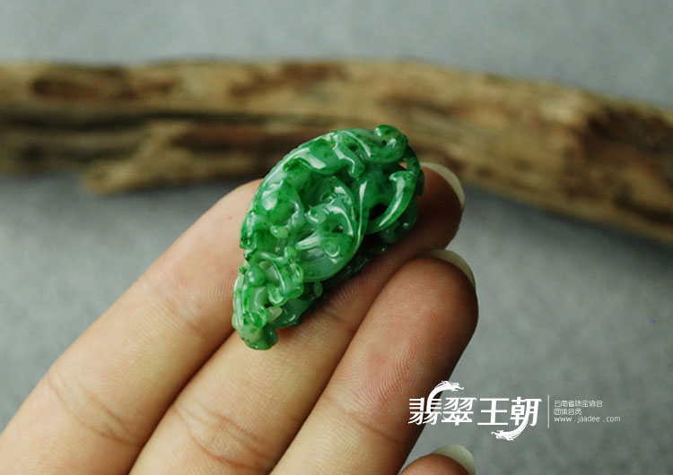 糯冰種滿綠飄花緬甸翡翠草龍掛件