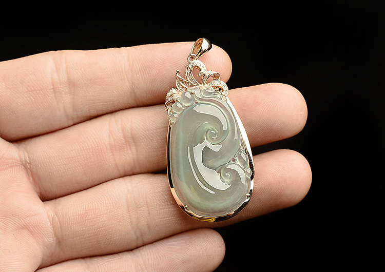 冰种晴水镶玫瑰金如意胸坠(真钻)