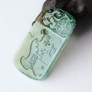 (超值推荐)糯冰种晴水红翡仿古龙牌挂件-翡翠王朝