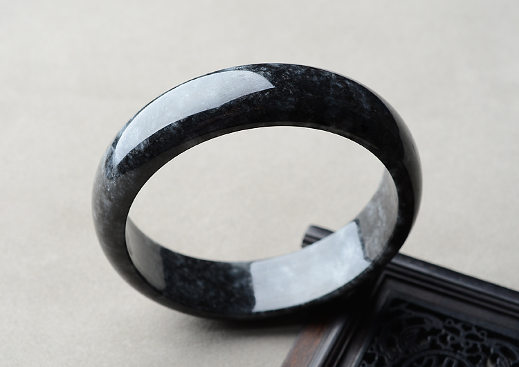 (超值推荐)糯冰种/乌鸡种手镯(59.3mm)