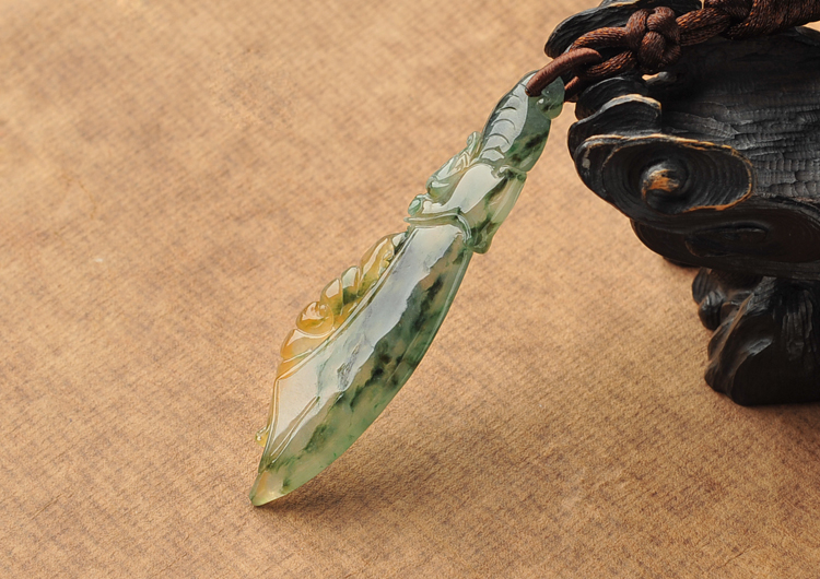 冰种飘花玉刀挂件