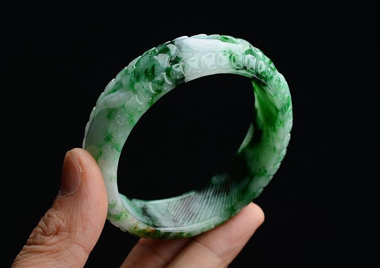 糯冰种癣加绿雕花手镯(57.2mm) - 【翡翠王朝 专供超值好翡翠】