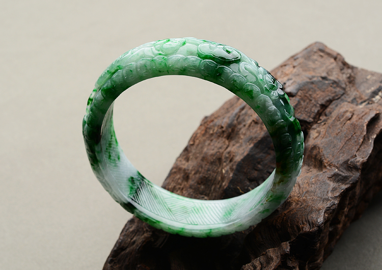 糯冰种癣加绿雕花手镯(57.2mm) - 【翡翠王朝 专供超值好翡翠】