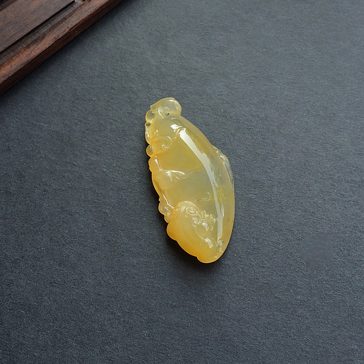 糯冰种黄翡福瓜挂件