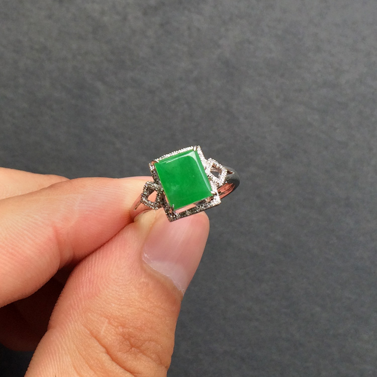 糯冰种翠色镶白金钻石方形戒指