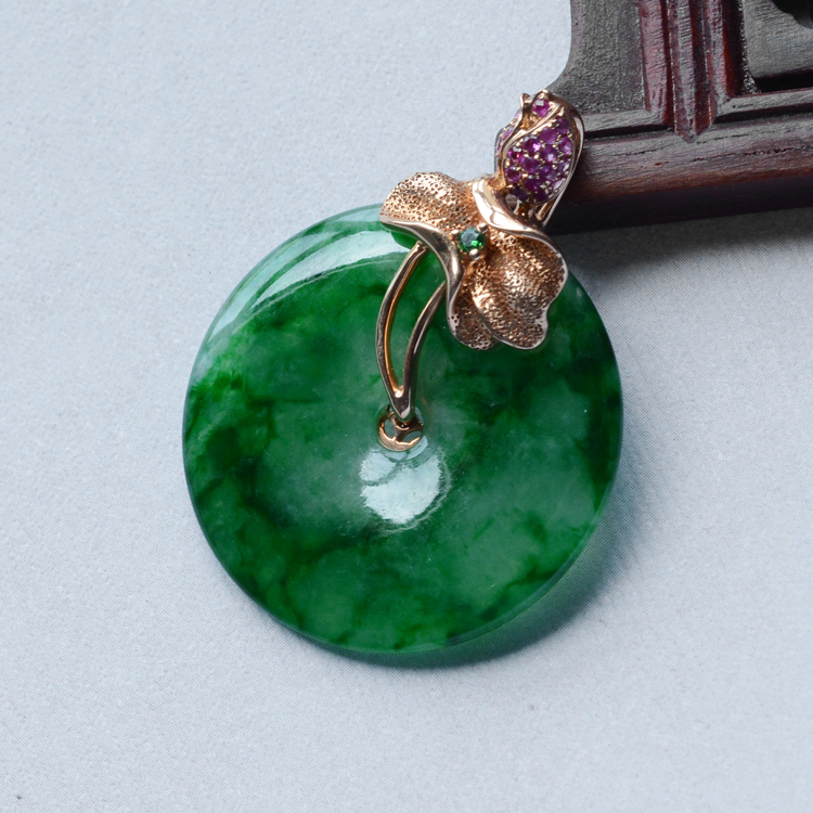 (超值推荐)冰种瓜皮绿镶玫瑰金钻石年年平安胸坠 - 翡翠首饰 - 翡翠王