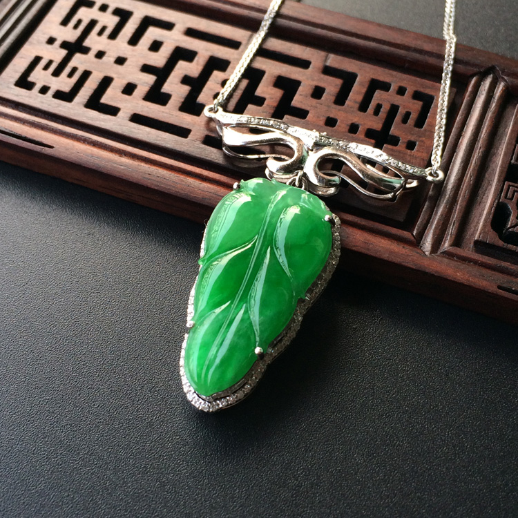 糯冰种翠色镶白金钻石玉叶项链