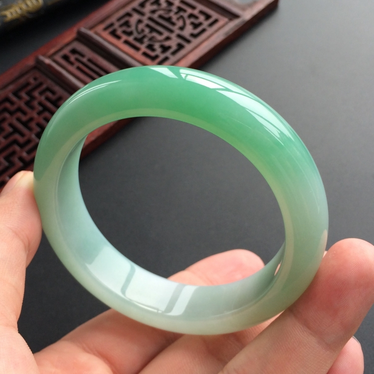 (超值推荐)糯冰种绿晴手镯(57mm)