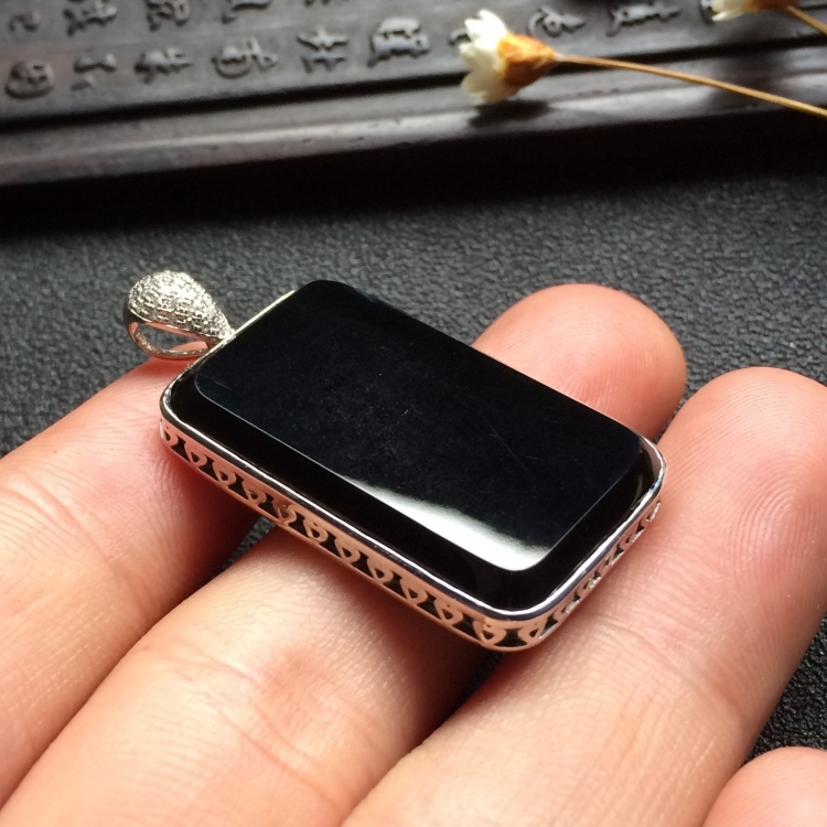 (超值推荐)镶白金钻石冰种墨翠无事牌胸坠