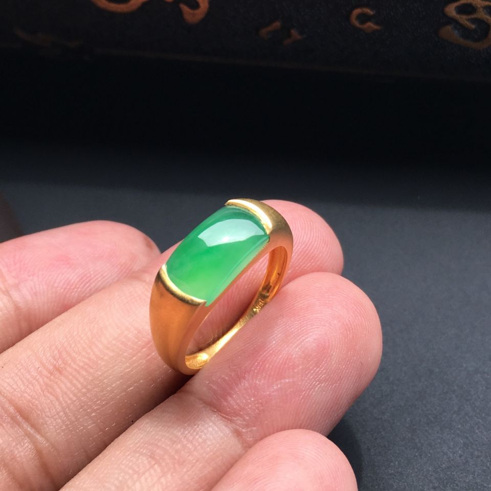 (超值推荐)镶黄18k金糯冰种绿晴水马鞍戒指