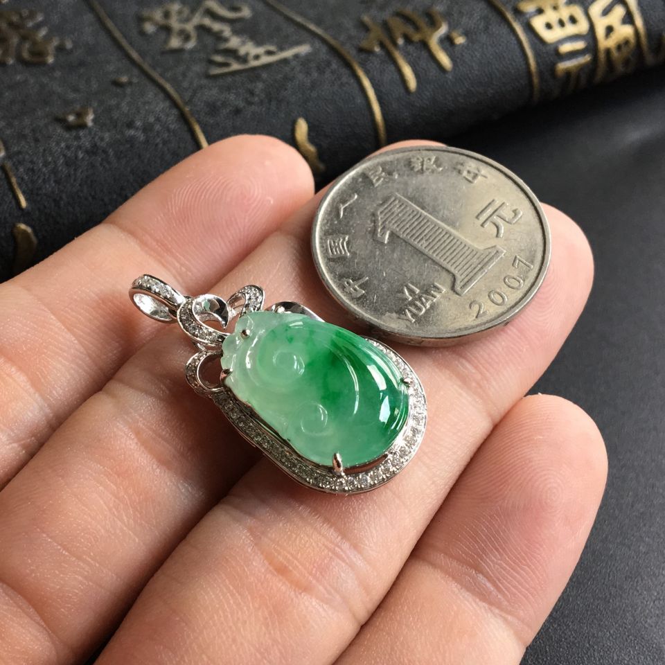 (超值推荐)冰种飘翠镶白金钻石如意胸坠